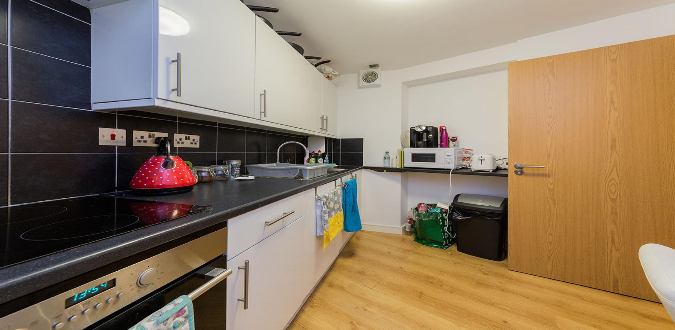			PERFECT FOR 3 OR 4 SHARERS!, 3 Bedroom, 1 bath, 1 reception Apartment			 Criterion Mews, ARCHWAY N19